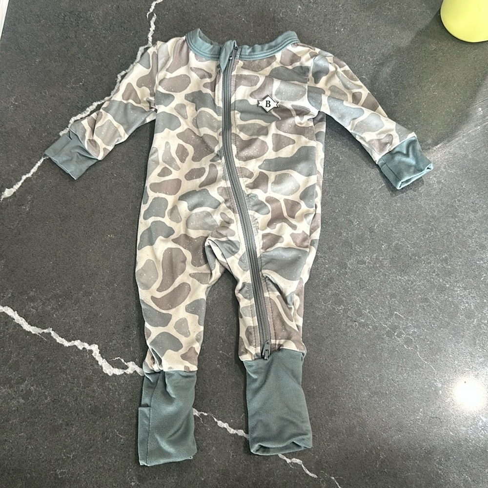 Burlebo newborn Camo zipper onesie